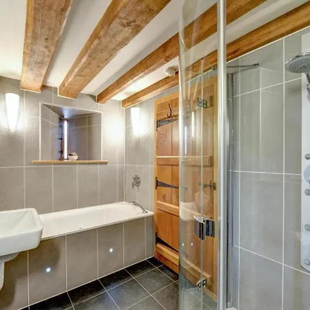 3 Bed In Outgate Oc-gl018