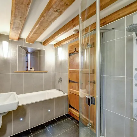 3 Bed In Outgate Oc-gl018